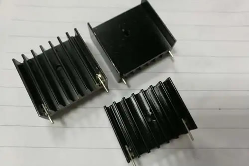 轻量化与高效散热的完美结合：铝散热器在新能源汽车中的应用